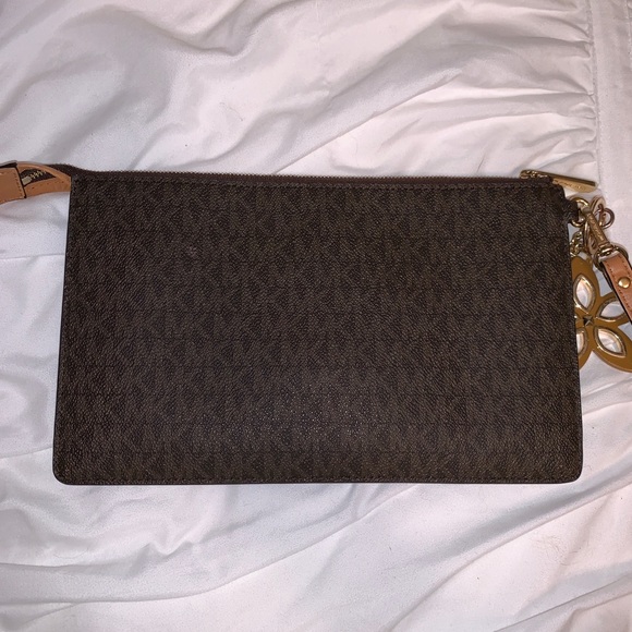 Michael kors wristlet - Picture 3 of 6